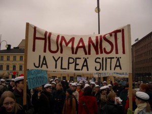 Intressebevakningen har behållit sin position som en av Humanisticums viktigaste verksamhetssektorer. På bilden ses humanister i en demonstration mot utbildningsnedskärningar och -begränsningar. Foto: Jussi Sandqvist.